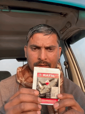 युवक कादिर राणा अपने हाथ में जहर की पुड़िया लेता है।