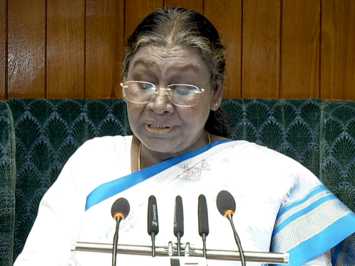 फोटो 31 जनवरी 2025 की है। राष्ट्रपति द्रौपदी मुर्मू ने बजट सत्र के पहले दिन भाषण दिया था। - Dainik Bhaskar