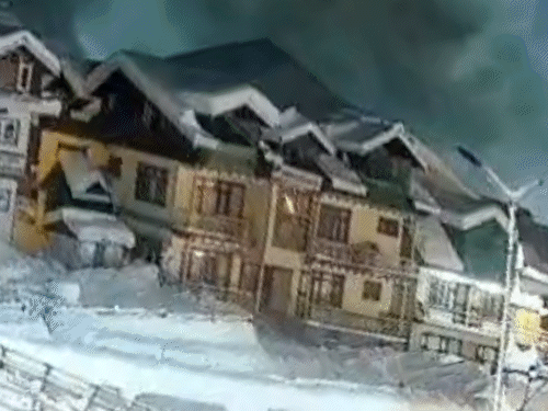 सोनमर्ग में होटल के पीछे से बर्फ खिसकते हुए सीसीटीवी में दिख रही है।