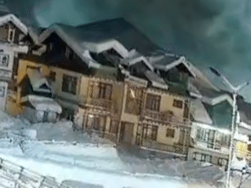 जम्मू कश्मीर के सोनमर्ग में एवलांच आने से घर और होटल बर्फ से ढक गए। पूरी घटना सीसीटीवी कैमरों में कैद हो गई। - Dainik Bhaskar