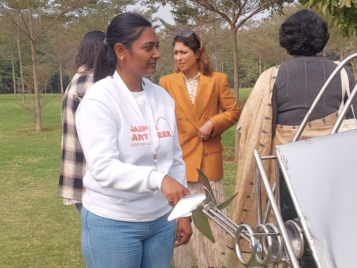 मोहम्मद इंतियाज की कृति ‘दर-बदर 2.0’ श्रम, सामग्री और स्मृति के माध्यम से व्यक्तिगत और सामूहिक अनुभवों को जोड़ती हुई दिखाई दी।