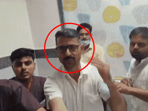 महिला की मौत के बाद नानजी राम से मारपीट करते लोग। फोटो साल 2024 की है।