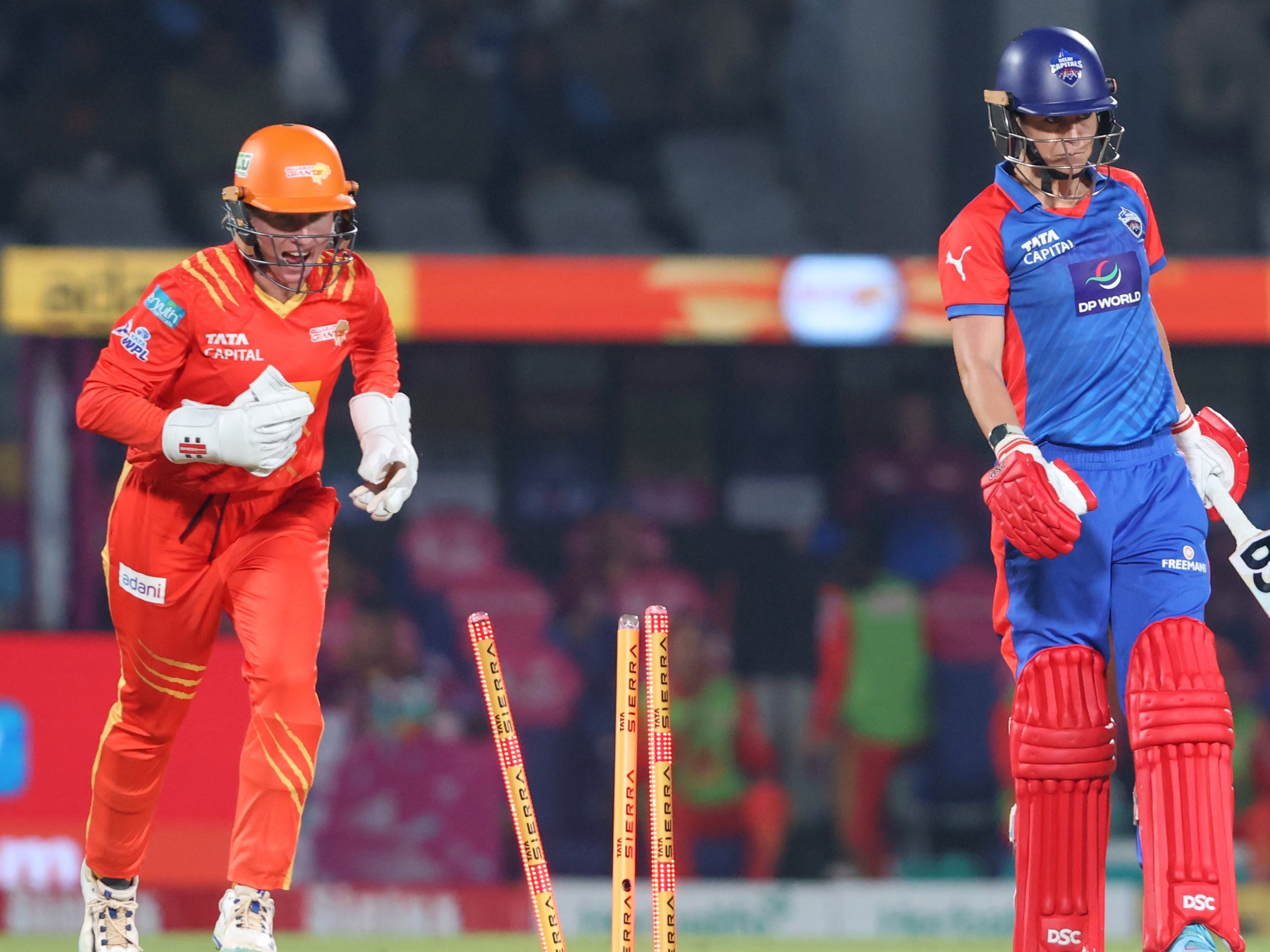 दिल्ली को 3 रन से रोमांचक मुकाबला हराया, मूनी की फिफ्टी; सोफी डिवाइन को 4 विकेट|क्रिकेट,Cricket - Dainik Bhaskar