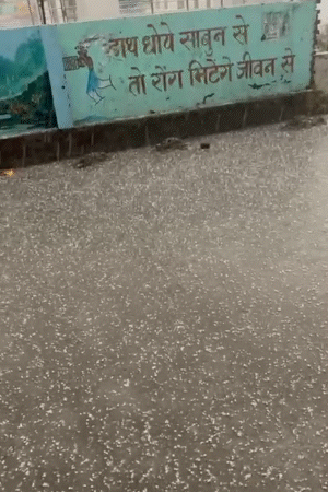 हाथरस में बारिश के साथ ओले भी गिरे। तेज हवाओं ने ठंड और गलन बढ़ा दी है।