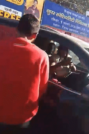 एक युवक स्वीटी बूरा व अन्य को गाड़ी में बैठाकर वहां से चला गया।