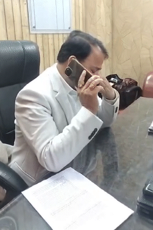 डिप्टी कमिश्नर ने इस्तीफा देने के बाद पत्नी से फोन पर बात की। वे भावुक हो गए।