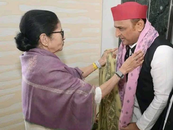 ममता बनर्जी ने शॉल गले में डालकर अखिलेश यादव का स्वागत किया।