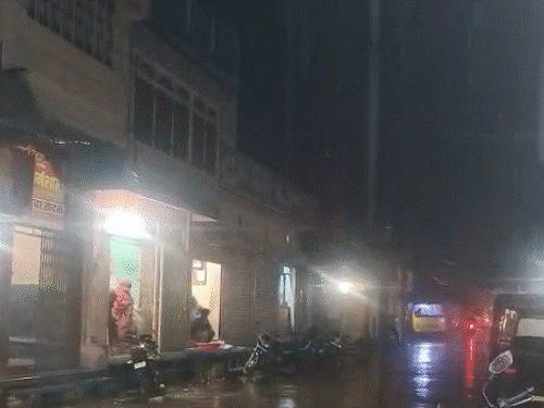 राजस्थान के सवाई माधोपुर शहर में मंगलवार देर शाम बारिश हुई।