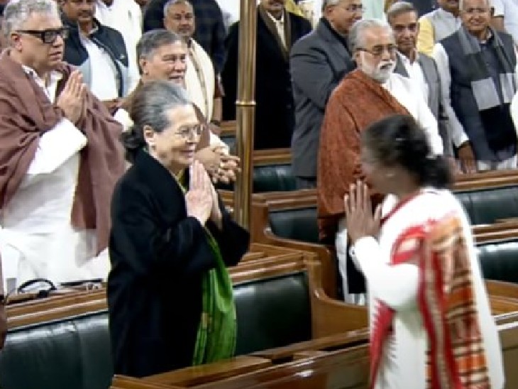 बजट सेशन में अभिभाषण से पहले राष्ट्रपति द्रौपदी मुर्मू सांसदों से मिलने के दौरान सोनिया गांधी से भी मिली थीं।