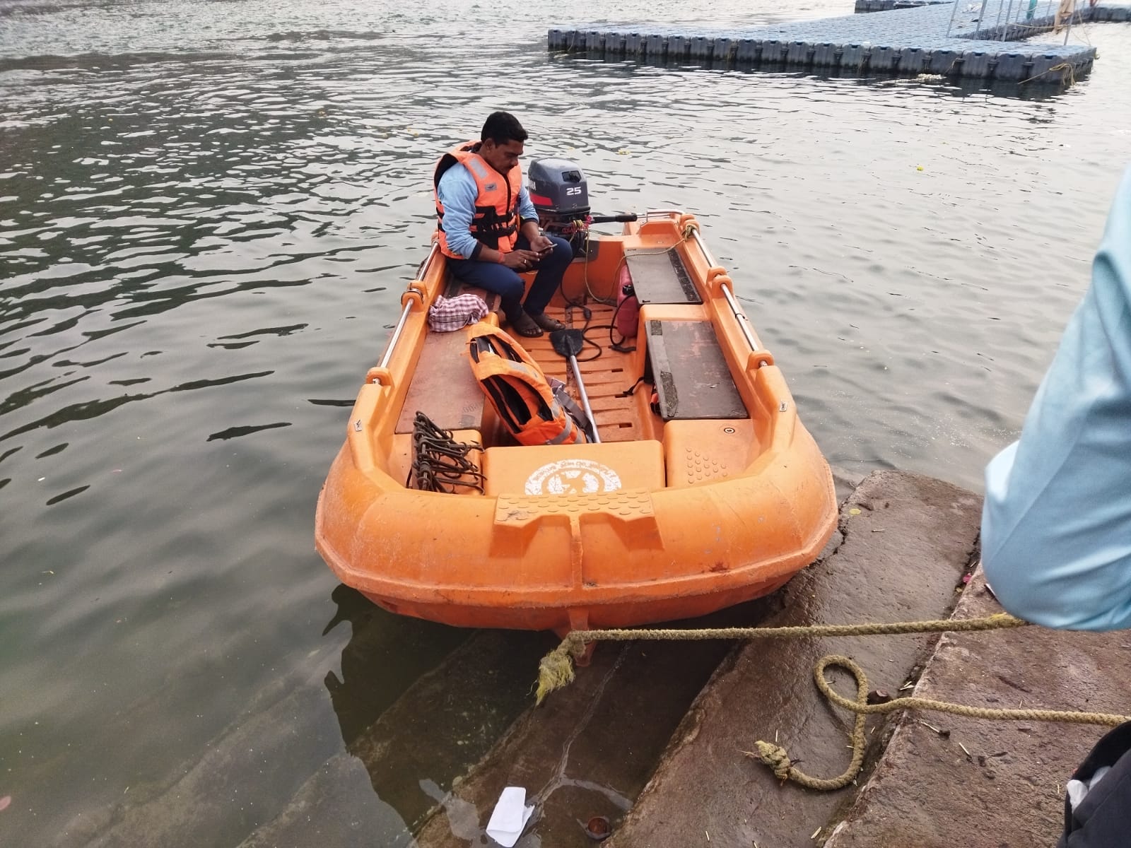 पुलिस और गोताखोर टीम रेस्क्यू में जुट गई है।