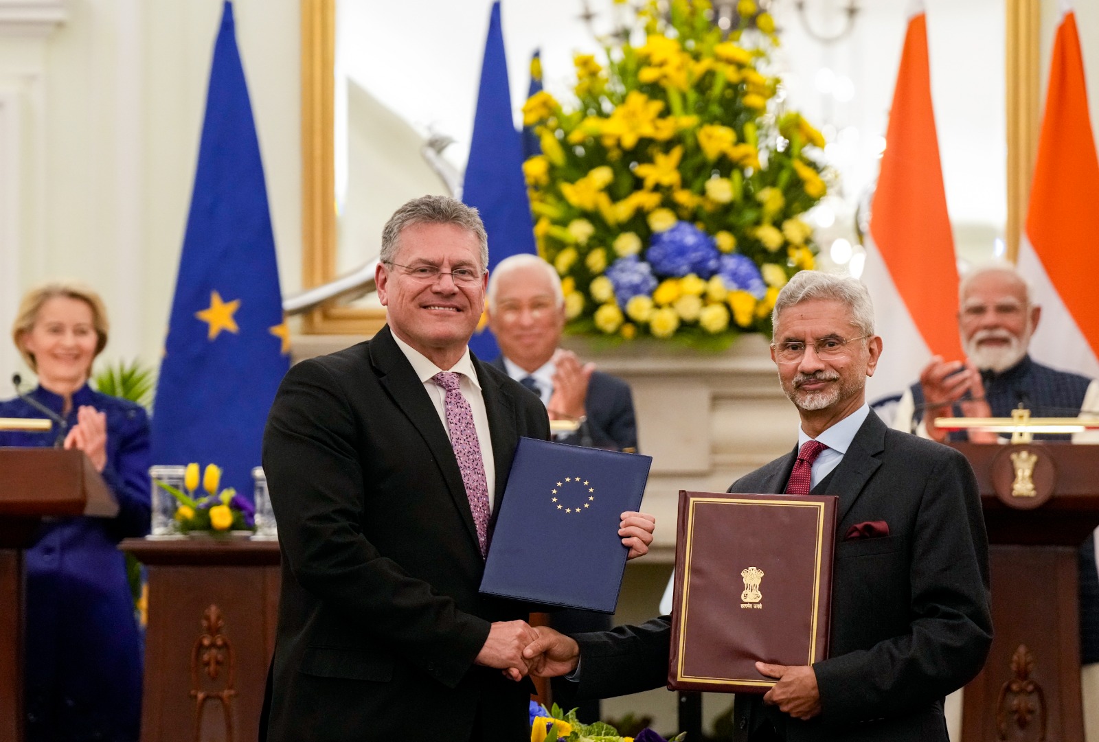 विदेश मंत्री एस. जयशंकर और यूरोपियन यूनियन के ट्रेड और फाइनेंस सिक्योरिटी कमिश्नर मारोस शेफचोविच ने एक-दूसरे के साथ जरूरी डॉक्यूमेंट्स शेयर किए।