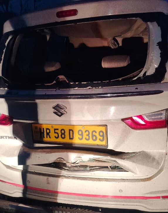 हरियाणा नंबर की कार में 5 लोग सवार थे। इनमें से 4 की मौके पर ही मौत हो गई, जबकि एक युवक घायल है।