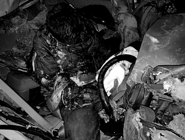 ड्राइवर सहित अन्य पैंसेजर्स को पहचानना मुश्किल हो रहा था। हादसा इतना भीषण था कि शव बुरी तरह कुचल गए थे।