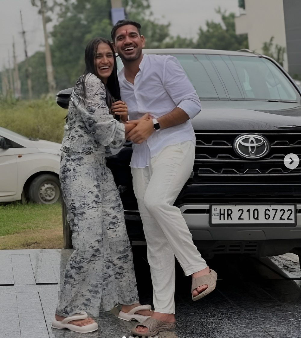 ब्लैक फॉर्च्यूनर के साथ सीवी बूरा, अल्मोड़ा में हंगामे के दौरान भी यही गाड़ी दिखाई दी।