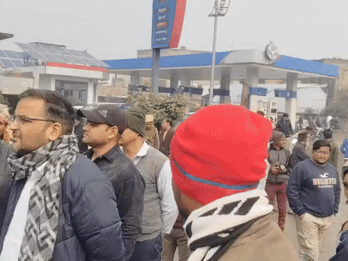 नगर पालिका के कर्मचारियों ने मौके पर खड़े होकर अतिक्रमण हटवाया।