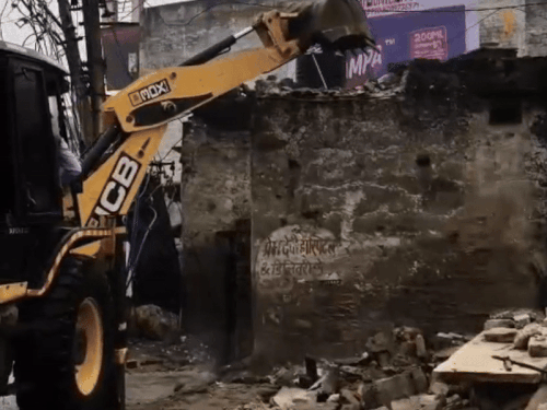 सड़क किनारे आ रहे कच्चे मकानों को भी किया गया ध्वस्त।