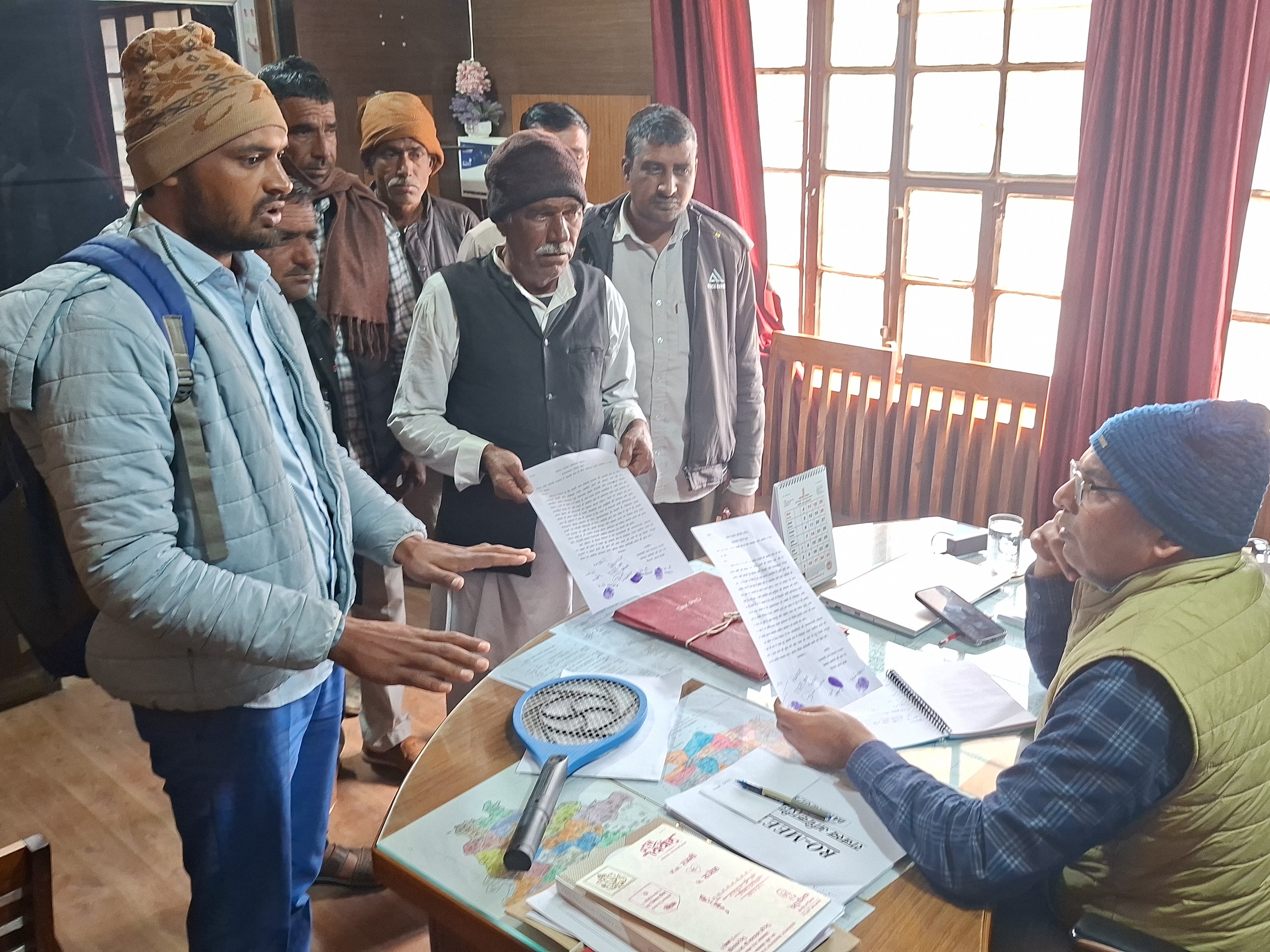 ग्रामीणों ने टावर लगाने विरोध में एसडीएम को ज्ञापन सौंपा।