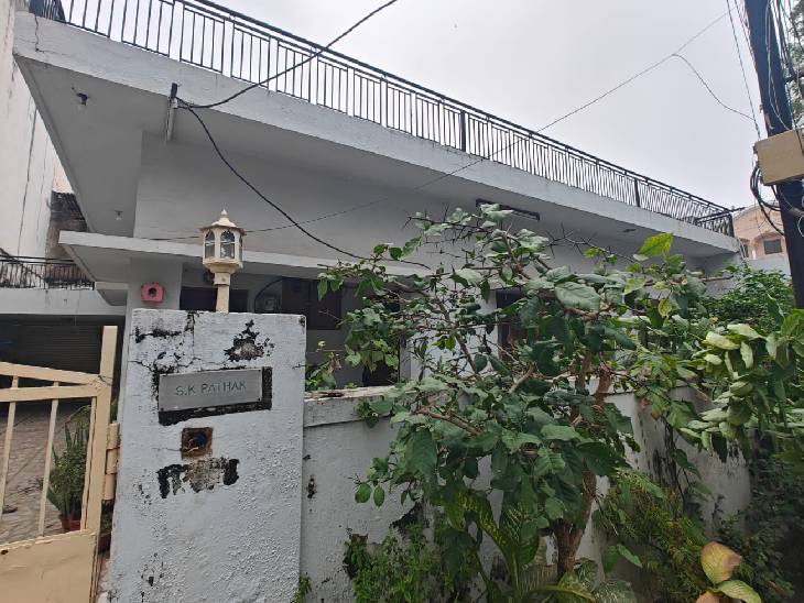 सांभवी की दादी मीरा पाठक ग्वालियर में बसंत विहार के मकान नंबर डी-61 में रहती हैं।