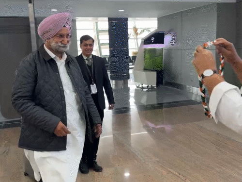 एक बार लैंडिंग फेल होने के बाद फ्लाइट करीब 1.20 मिनट पर सक्सेसफुली लैंड हुई। फ्लाइट में आए कांग्रेस प्रभारी का स्वागत करने के लिए पीसीसी चीफ गोविंद सिंह डोटासरा पहुंचे थे।