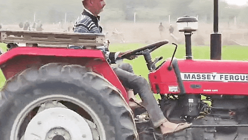 केड़ में स्थित काटली नदी में ट्रैक्टर चलाकर गेंहू की फसल नष्ट करते हुए।