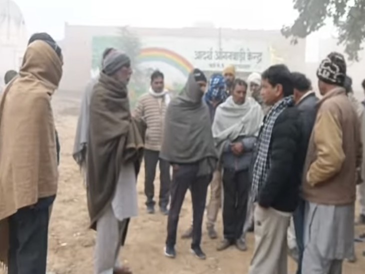 घटनास्थल पर मौजूद लोगों के भीड़।