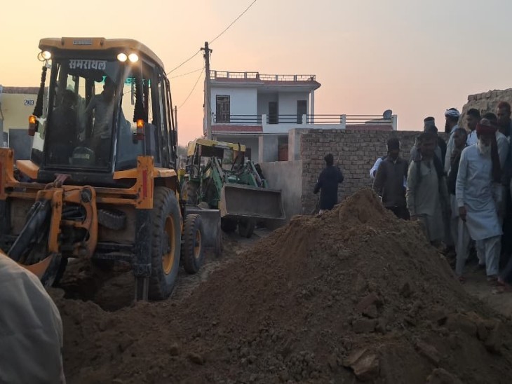 मजदूर का शव जमीन से निकालने के लिए जेसीबी से रेस्क्यू किया।