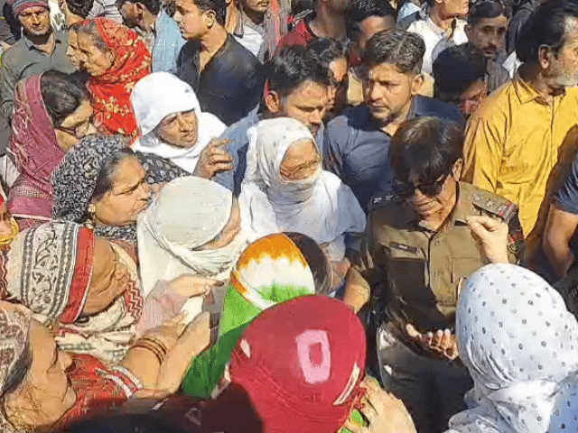 पुलिस ने मौके पर पहुंचकर प्रदर्शन कर रहे लोगों को समझाया।