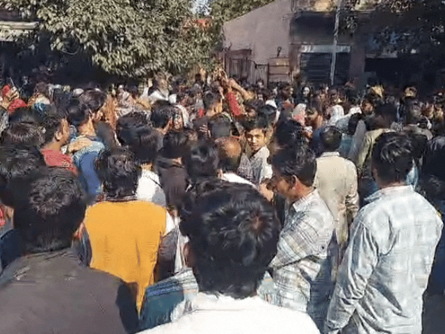 कार्रवाई का विरोध करते हुए स्थानीय लोगों ने निगम प्रशासन के खिलाफ नारेबाजी की।