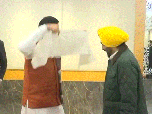 बैठक के दौरान सीएम भगवंत मान को सम्मानित करते हुए हरियाणा के सीएम नायब सिंह सैनी।