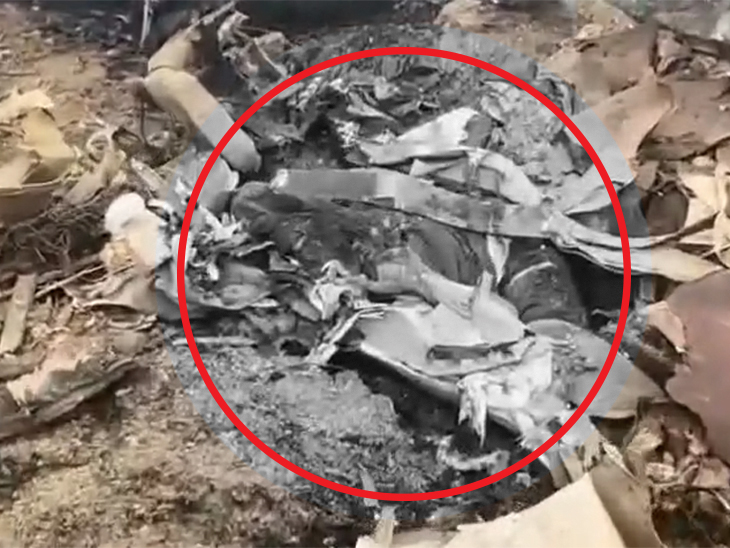 विमान के मलबे के बीच शव बिखरे दिखे।
