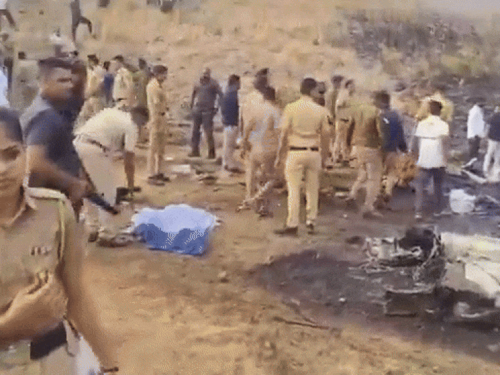 विमान के मलबे में लगी आग बुझाते राहतकर्मी।