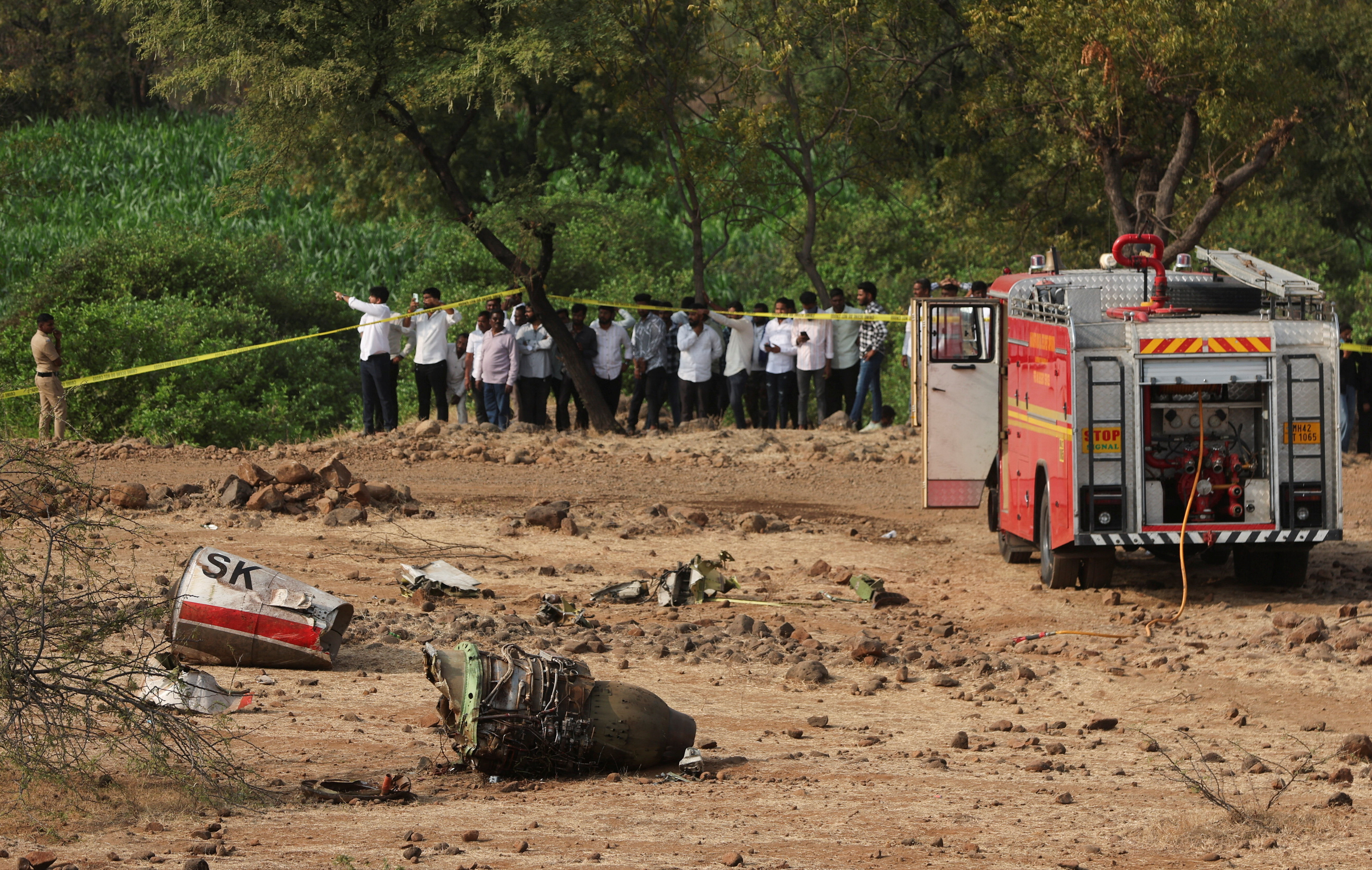 क्रैश वाली साइट को पुलिस ने चारों तरफ से कवर किया।