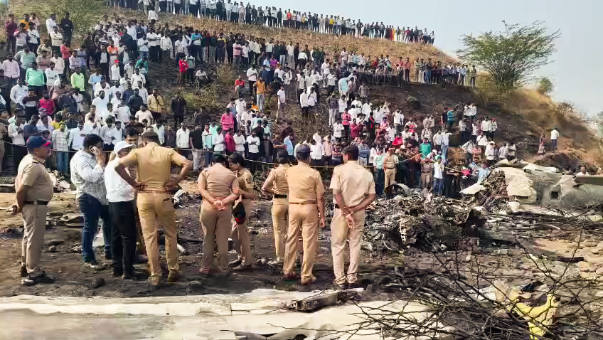 घटनास्थल पर मौजूद पुलिस और स्थानीय लोग। चश्मदीदों के मुताबिक प्लेन ने हवा में दो बार चक्कर काटा था।