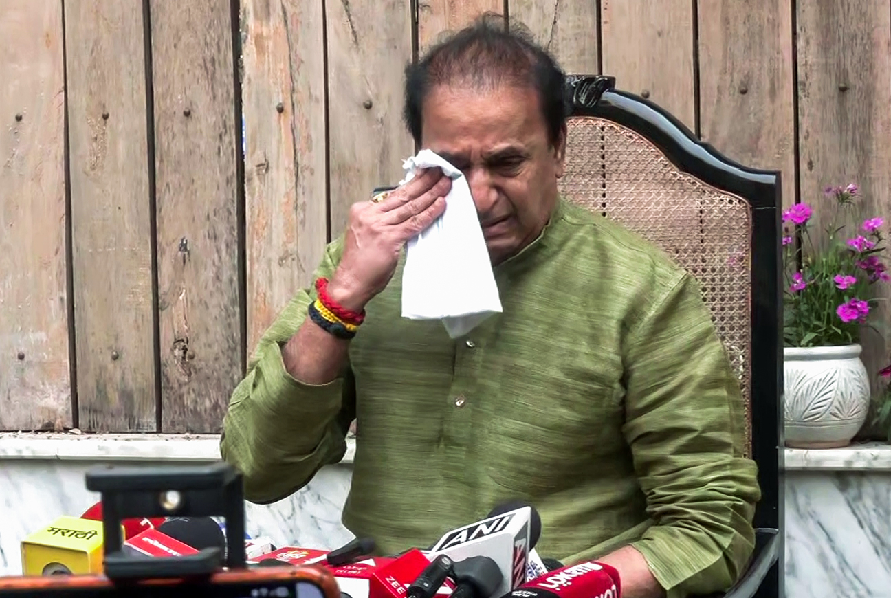 महाराष्ट्र के पूर्व गृह मंत्री अनिल देशमुख अजित पवार की मौत की खबर सुनकर भावुक हो गए।