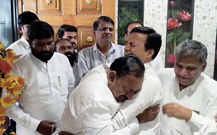 महाराष्ट्र सरकार में मंत्री और एनसीपी नेता बाबासाहेब मोहनराव पाटिल और एनसीपी नेता विक्रम वसंतराव काले भावुक दिखे।