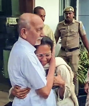 लोकसभा सांसद और अजित पवार की चचेरी बहन सुप्रिया सुले दुखी नजर आईं।