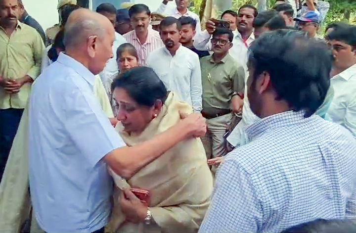 अजित पवार की पत्नी सुनेत्रा पवार अस्पताल पहुंची। वे राज्यसभा सांसद भी हैं।