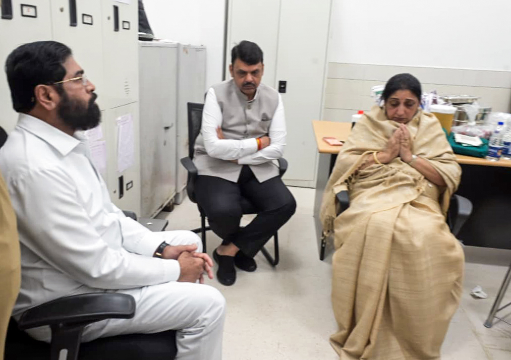 बारामती के पुण्यश्लोक अहिल्यादेवी होल्कर गवर्नमेंट मेडिकल कॉलेज में अजित पवार की पत्नी सुनेत्रा से महाराष्ट्र सीएम देवेंद्र फडणवीस और डिप्टी सीएम एकनाथ शिंदे ने मुलाकात की।