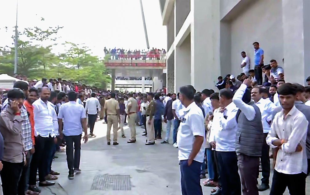 पुण्यश्लोक अहिल्यादेवी होल्कर गवर्नमेंट मेडिकल कॉलेज के लोगों की भारी भीड़ नजर आई।