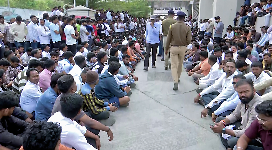 बारामती के पुण्यश्लोक अहिल्यादेवी होल्कर गवर्नमेंट मेडिकल कॉलेज में अजित पवार के समर्थक जुटे।