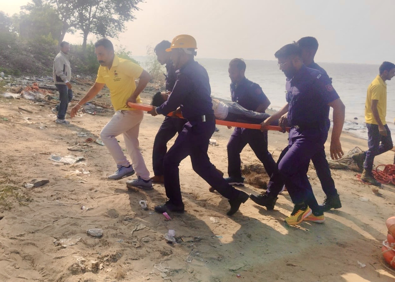 एसडीआरएफ की टीम ने लोगों को बचाया