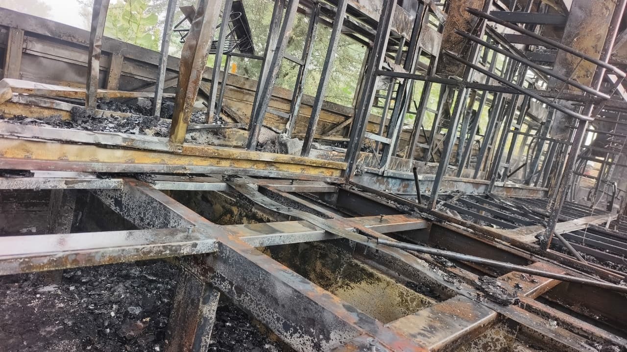 आग लगने के बाद बस अंदर से पूरी तरह जलकर राख हो गई। सिर्फ लोहे का ढांचा ही बच सका है।