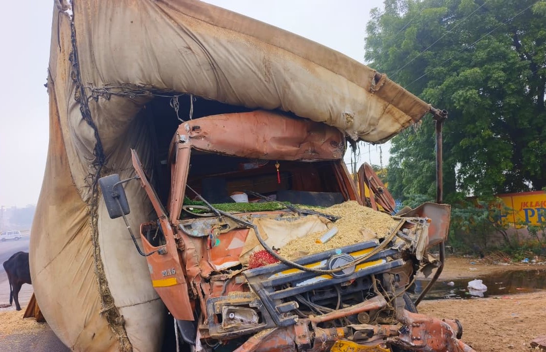 चारे से भरे इस ट्रोले के कारण पहले ट्रक चपेट में आया और फिर इसी की आग से बस में आग लगी।