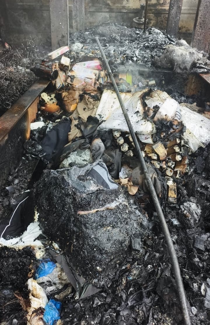 बस के अंदर रखे कपड़े ओर अन्य सामान जलकर राख हो गए।