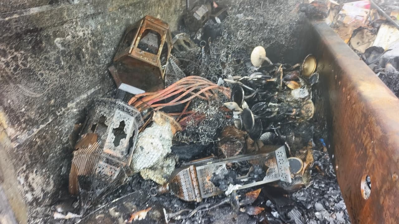 कुछ सामान भी बस में था, वो भी पूरी तरह जल गया।