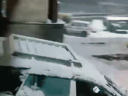 हिमाचल प्रदेश के मनाली में बर्फ पर स्किड हुई एक कार 360 डिग्री में घूम गई।