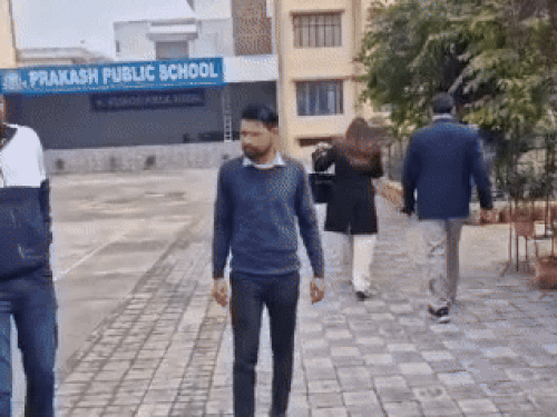 प्रकाश स्कूल को खाली करवाता स्कूल प्रबंधन।