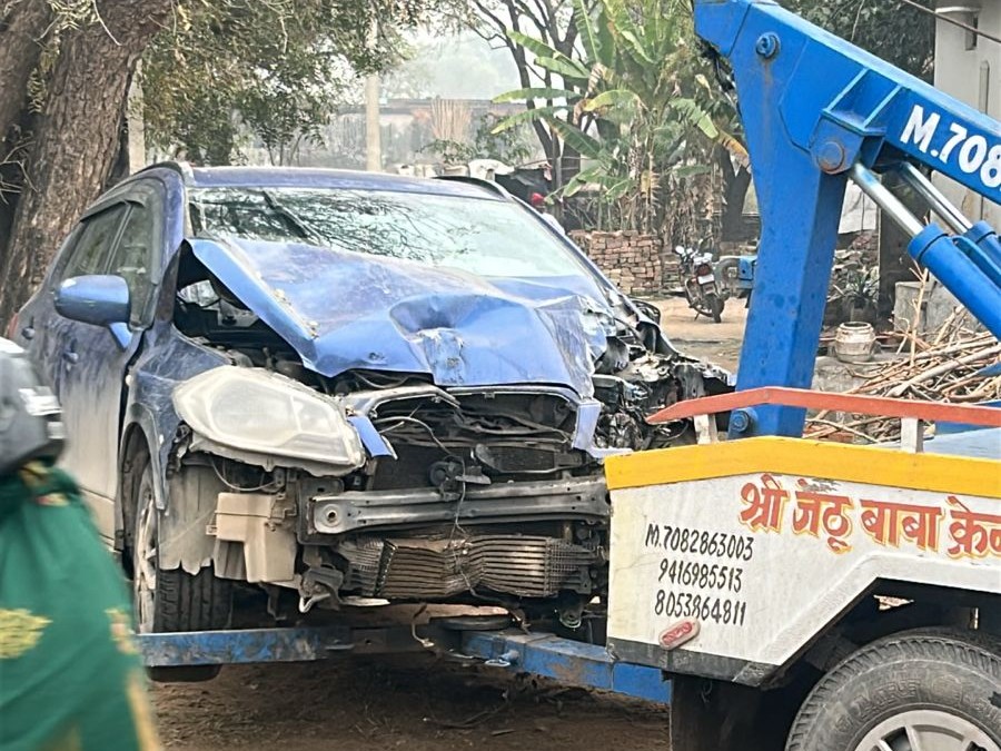 बुधवार सुबह क्रेन की मदद से कार को खंभे से हटाया गया। बताया जा रहा है कि ड्राइवर नशे में था इसलिए ये हादसा हुआ है।