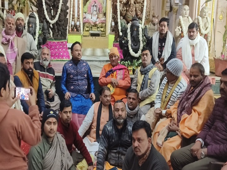 राधाकांत मंदिर में UGC के विरोध में बैठक करते धर्माचार्य।