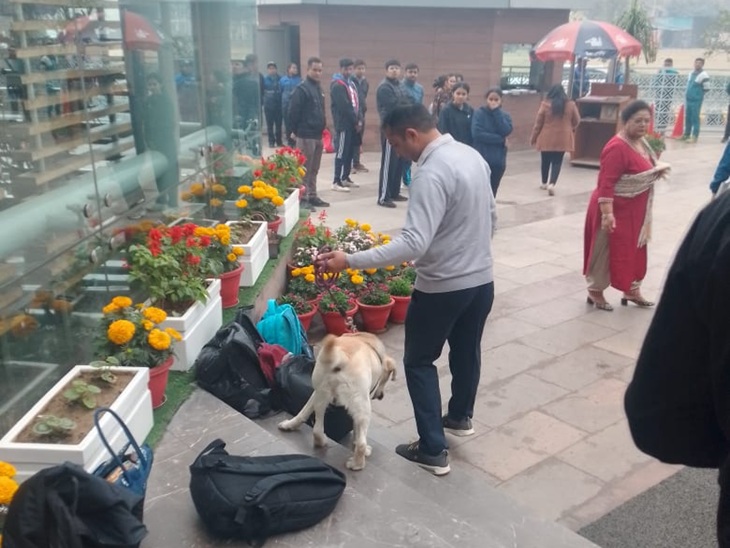 गुरुग्राम में निजी स्कूलों को बम से उड़ाने की धमकी के बाद जांच करते पुलिस और डॉग स्क्वायड की टीम।